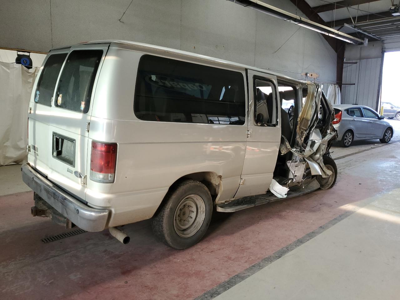 2010 Ford Econoline - Image 3