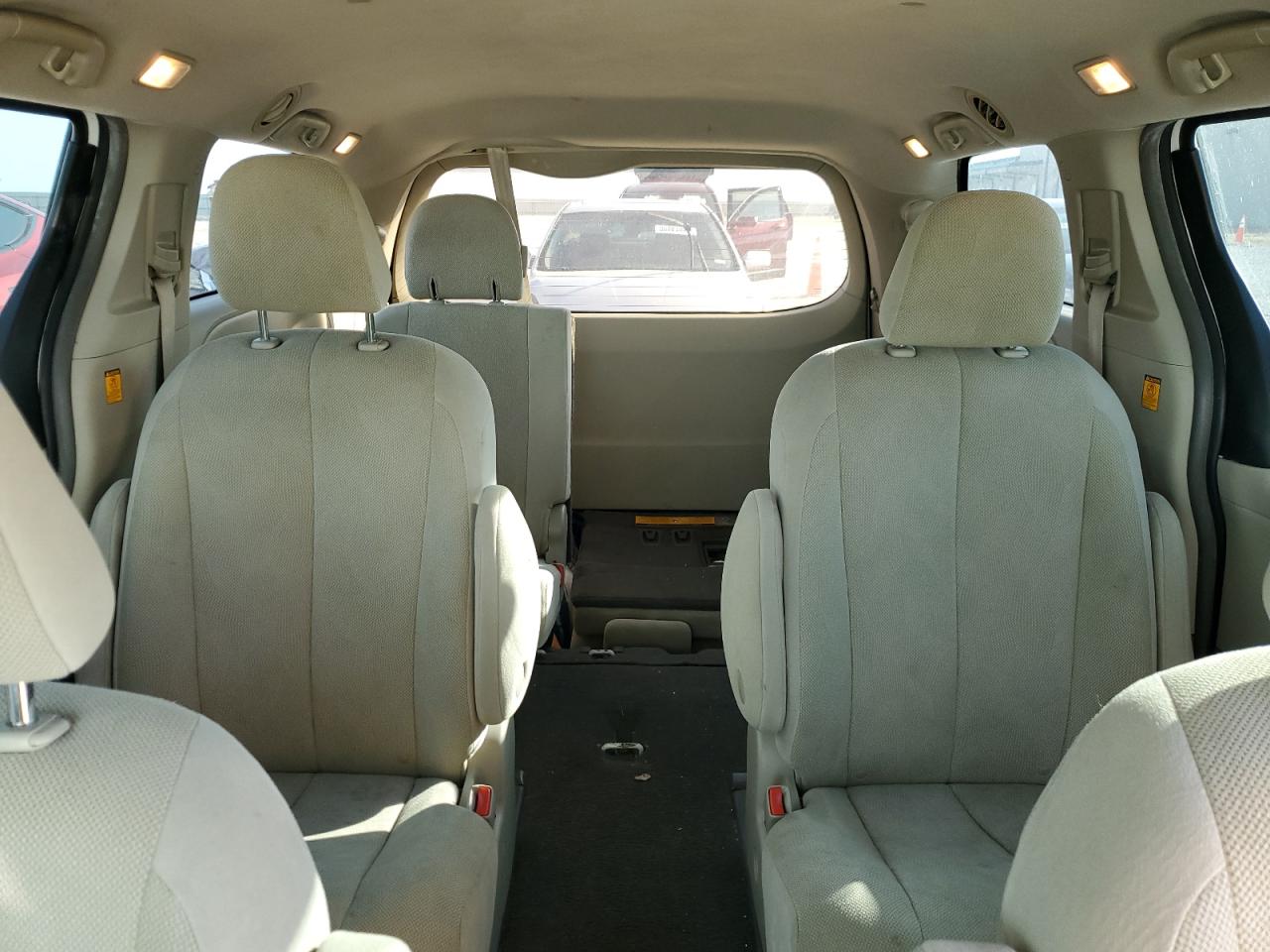 2011 Toyota Sienna - Image 10