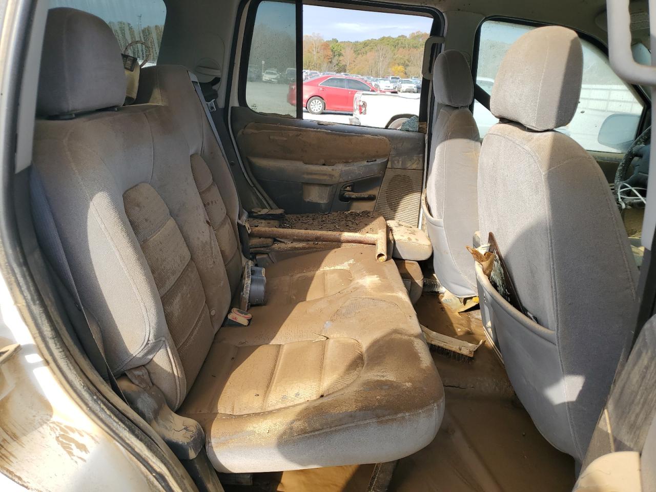 2005 Ford Explorer - Image 11