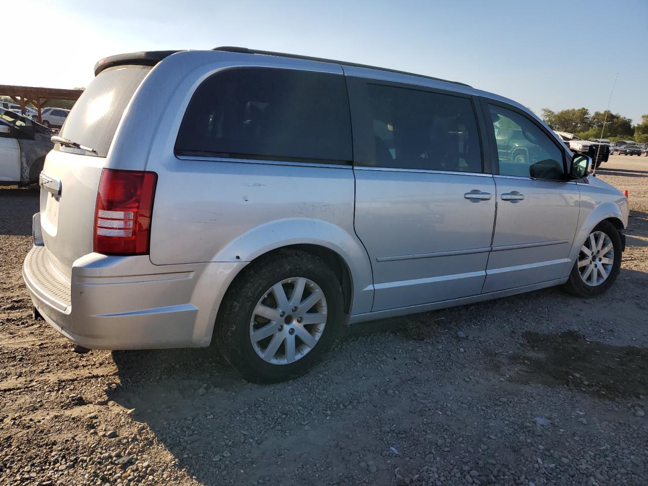 2008 Chrysler Town & Country - Image 3