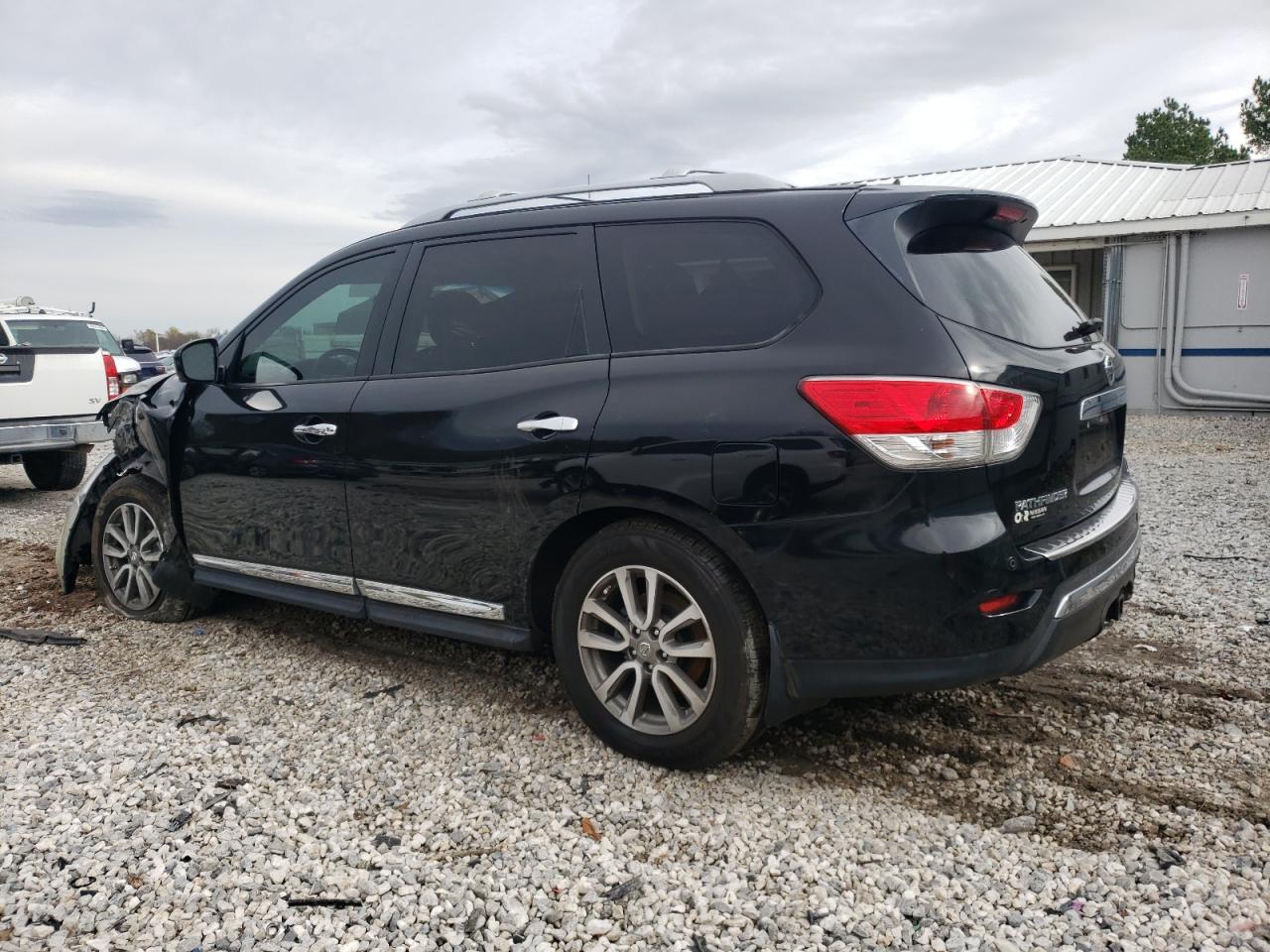 2016 Nissan Pathfinder - Image 2