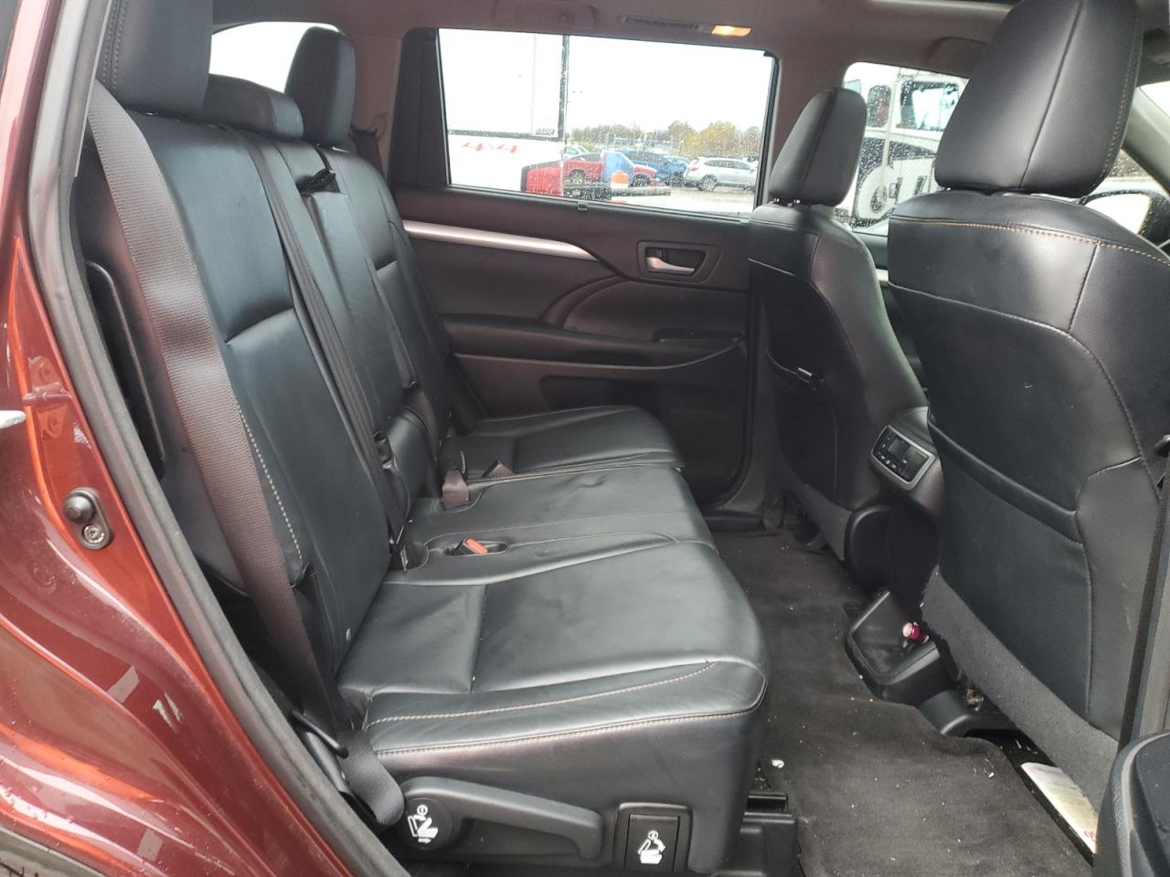2015 Toyota Highlander - Image 11