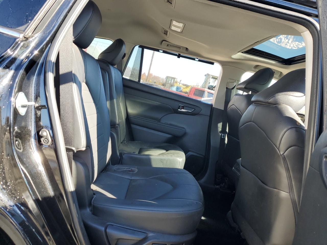 2022 Toyota Highlander - Image 11