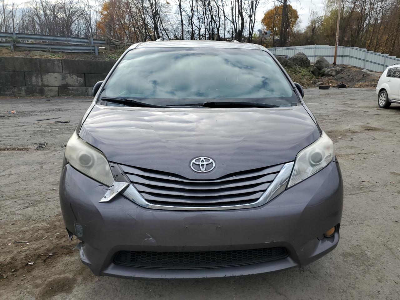 2015 Toyota Sienna - Image 5