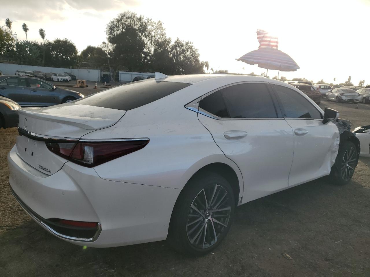 2024 Lexus ES - Image 3