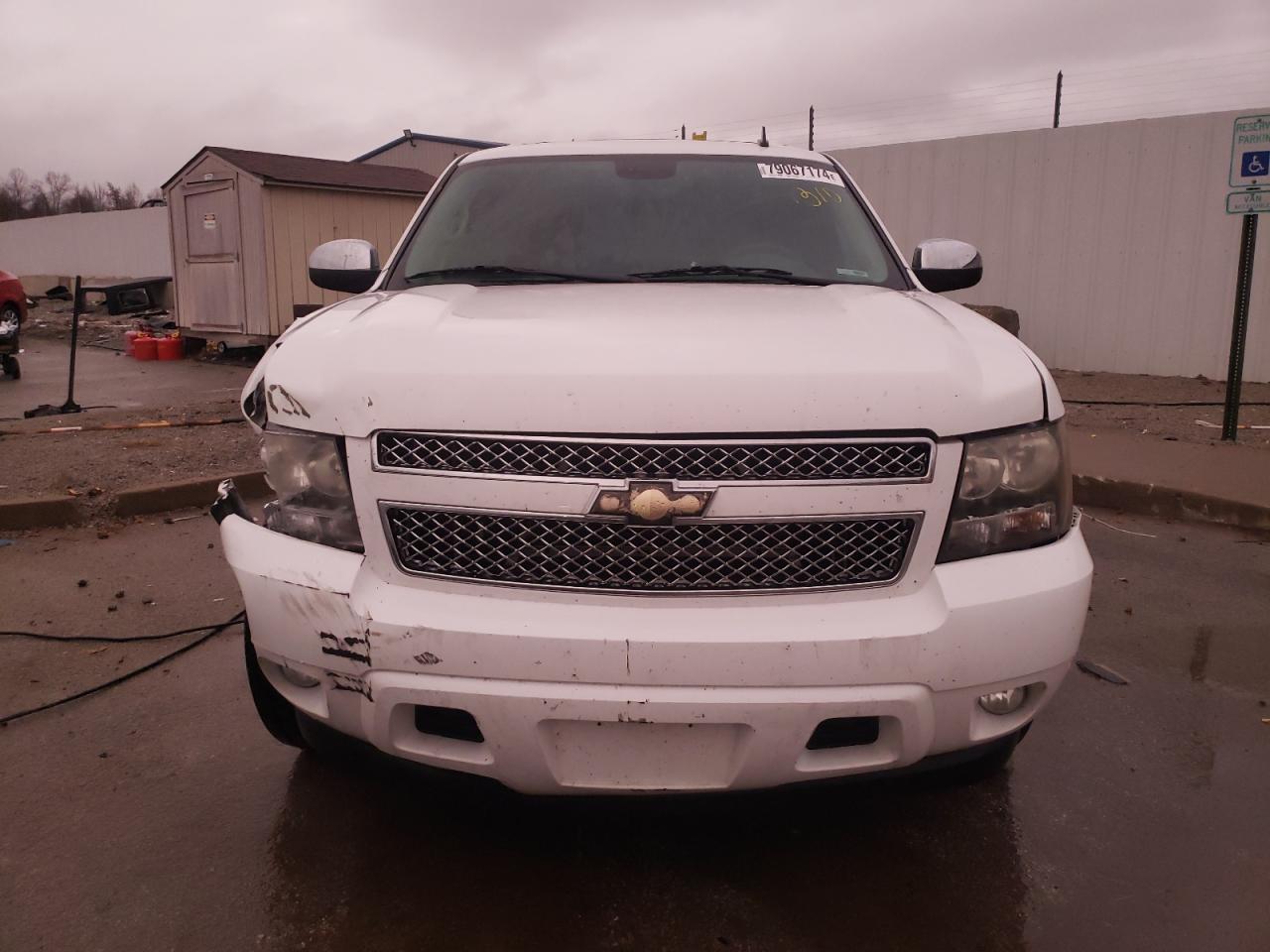 2009 Chevrolet Suburban - Image 5