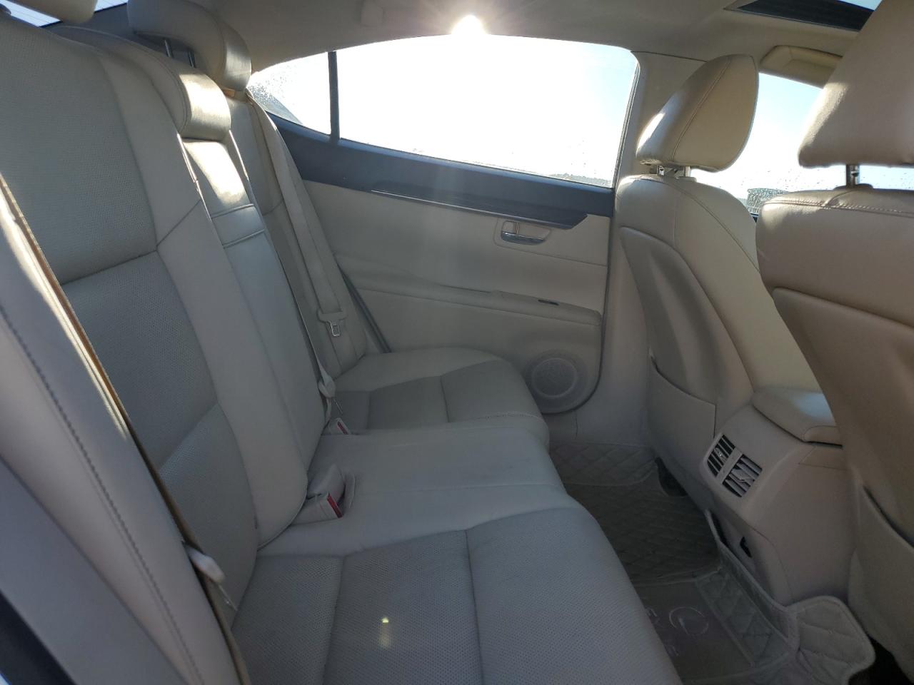 2014 Lexus ES - Image 11