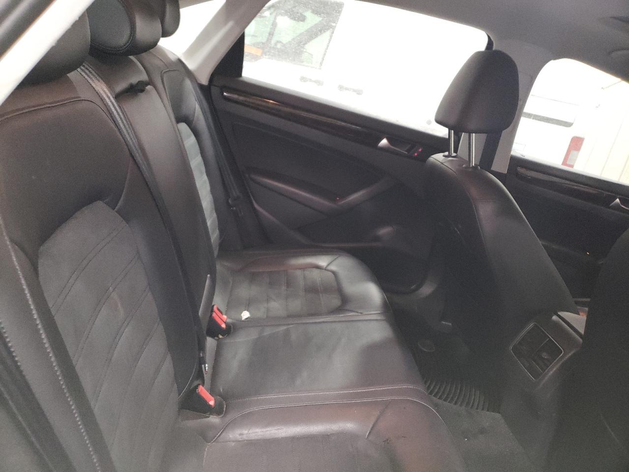 2014 Volkswagen Passat - Image 10