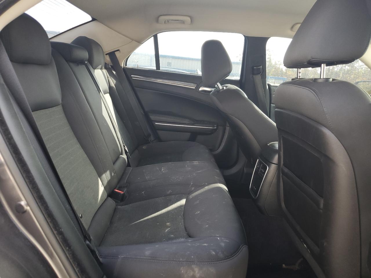 2018 Chrysler 300 - Image 10