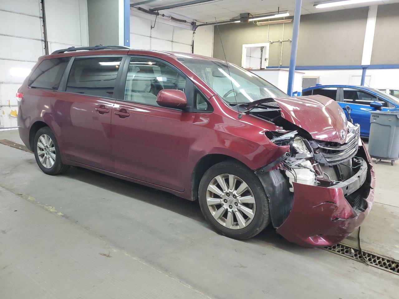 2013 Toyota Sienna - Image 4