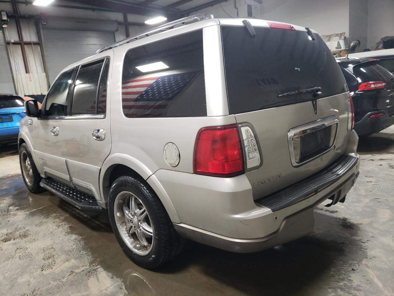 2003 Lincoln Navigator - Image 2