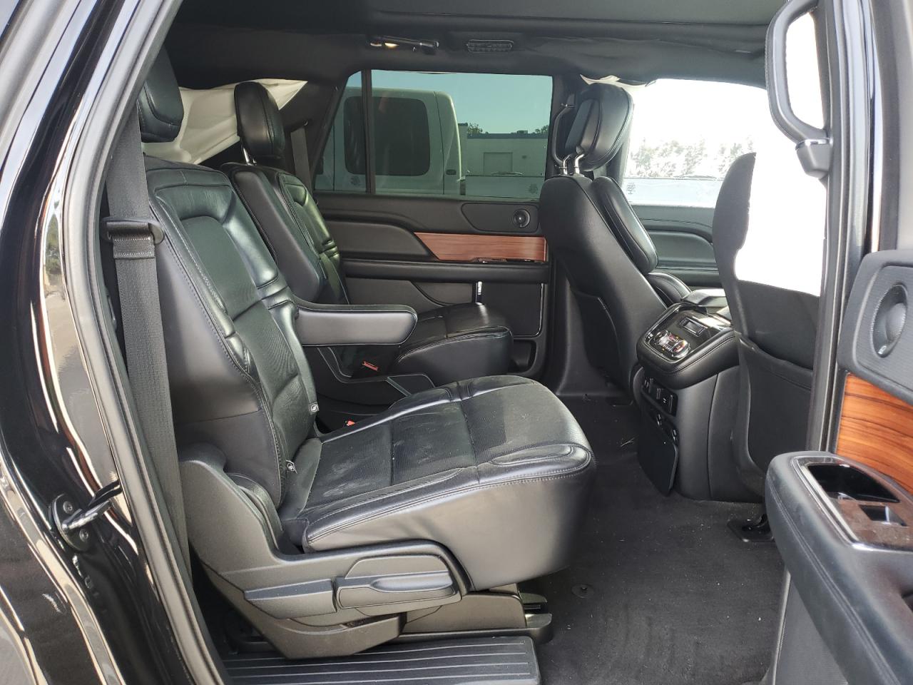 2019 Lincoln Navigator - Image 11