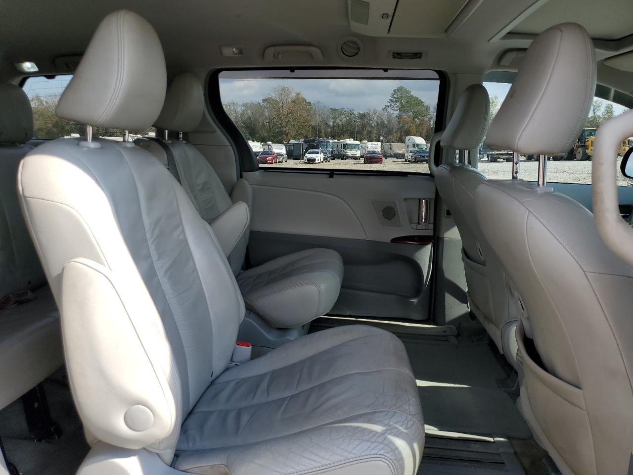 2012 Toyota Sienna - Image 11