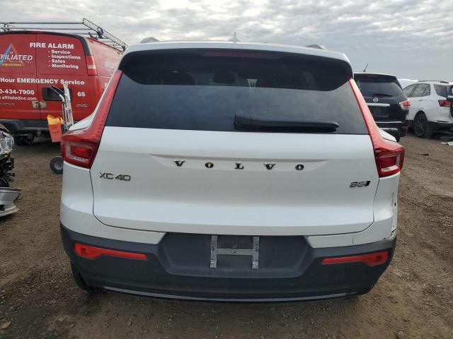  VOLVO XC40 PLUS 2024 Белы