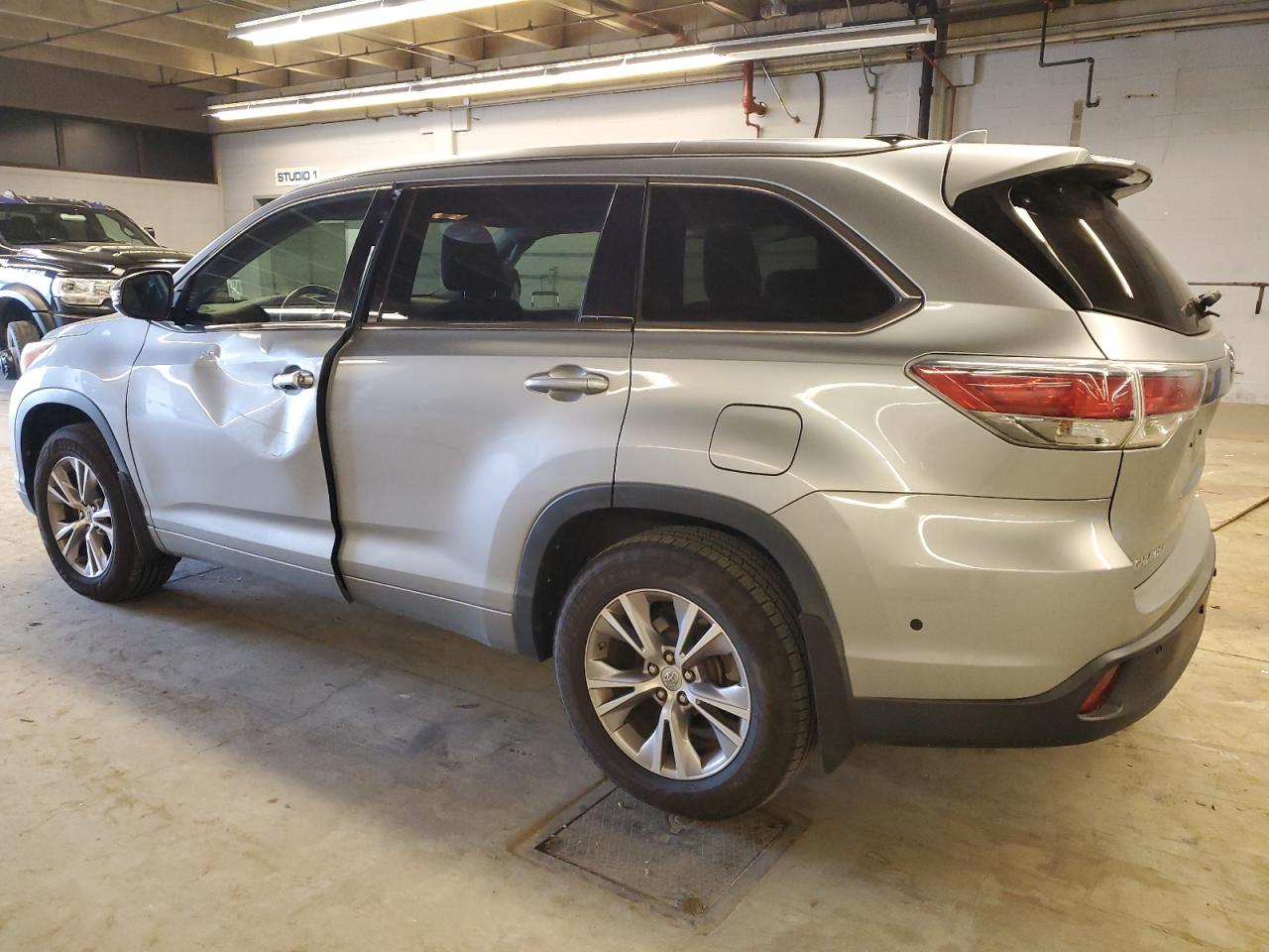 2014 Toyota Highlander - Image 2