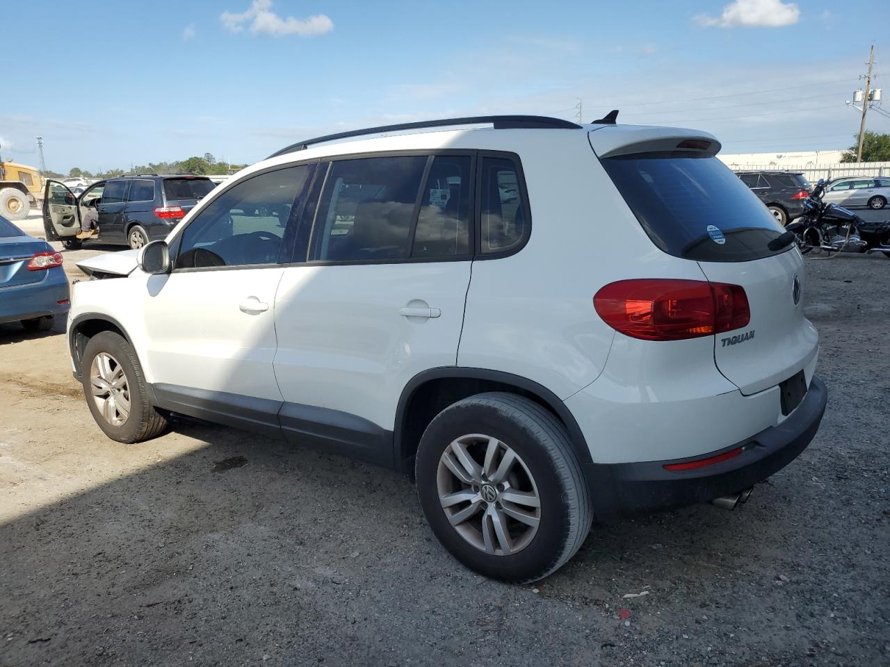 2017 Volkswagen Tiguan - Image 2