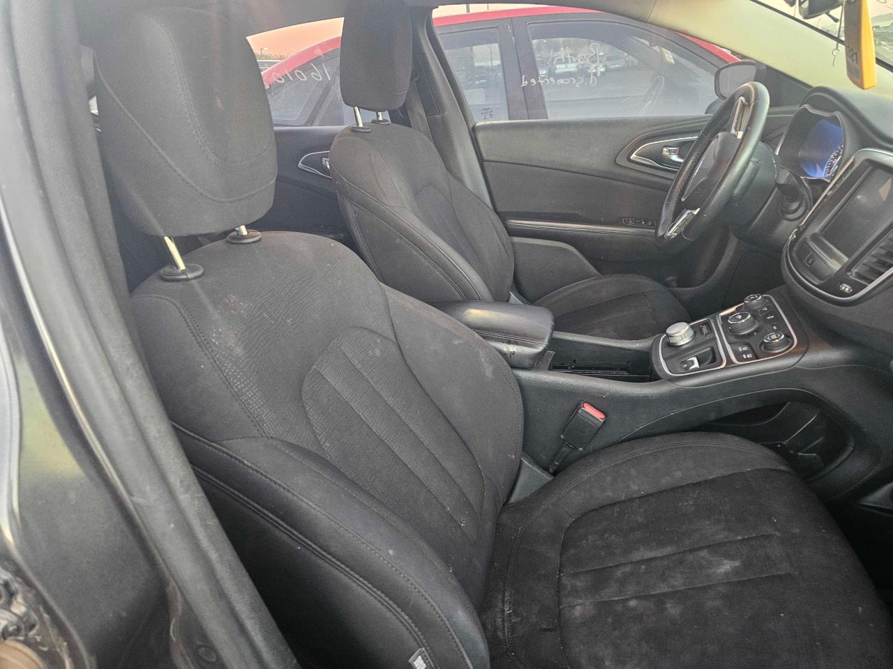 2015 Chrysler 200 - Image 5
