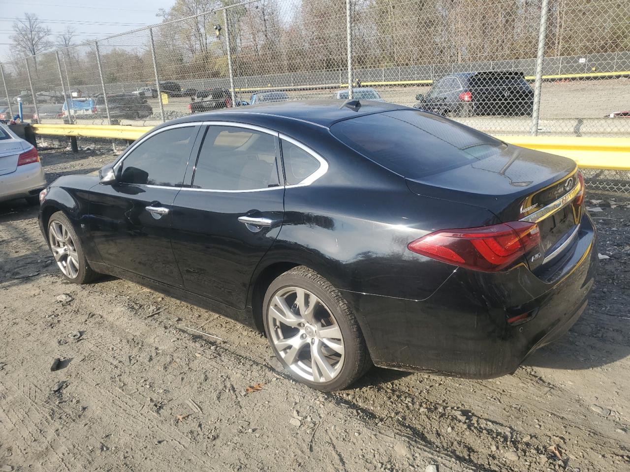 2016 Infiniti Q70 - Image 2