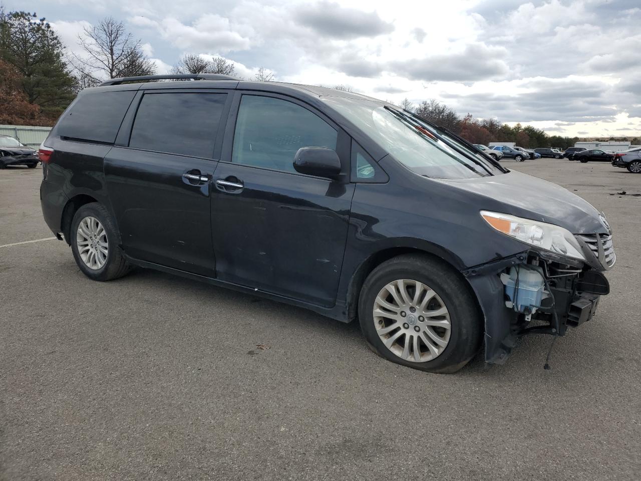 2017 Toyota Sienna - Image 4