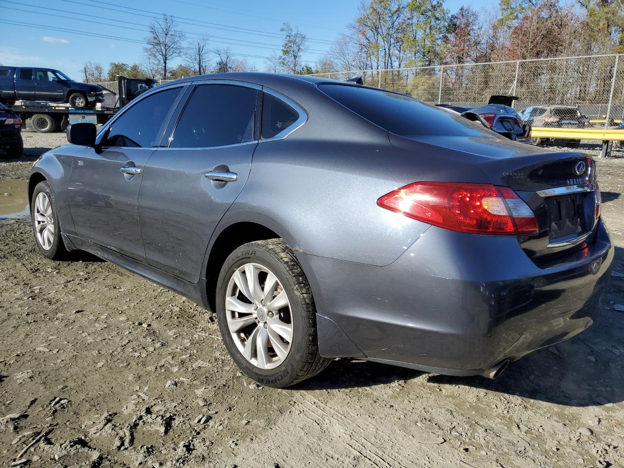 2011 Infiniti M - Image 2