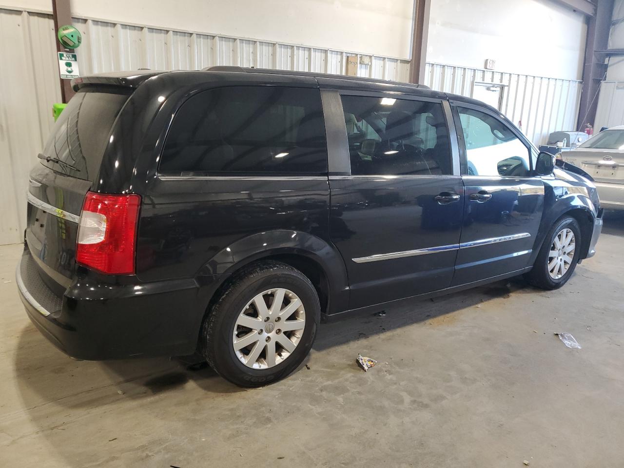 2016 Chrysler Town & Country - Image 3