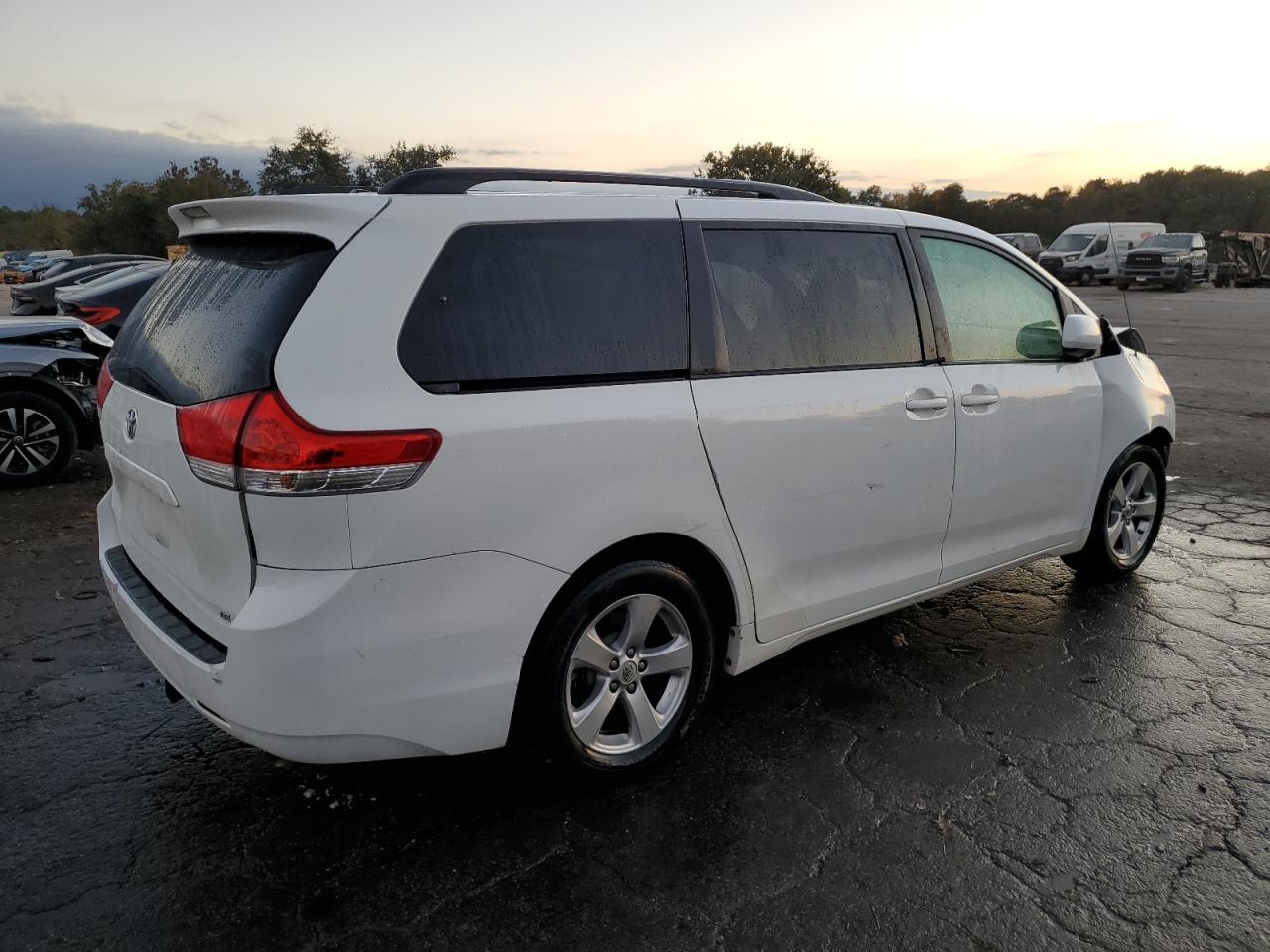 2014 Toyota Sienna - Image 3