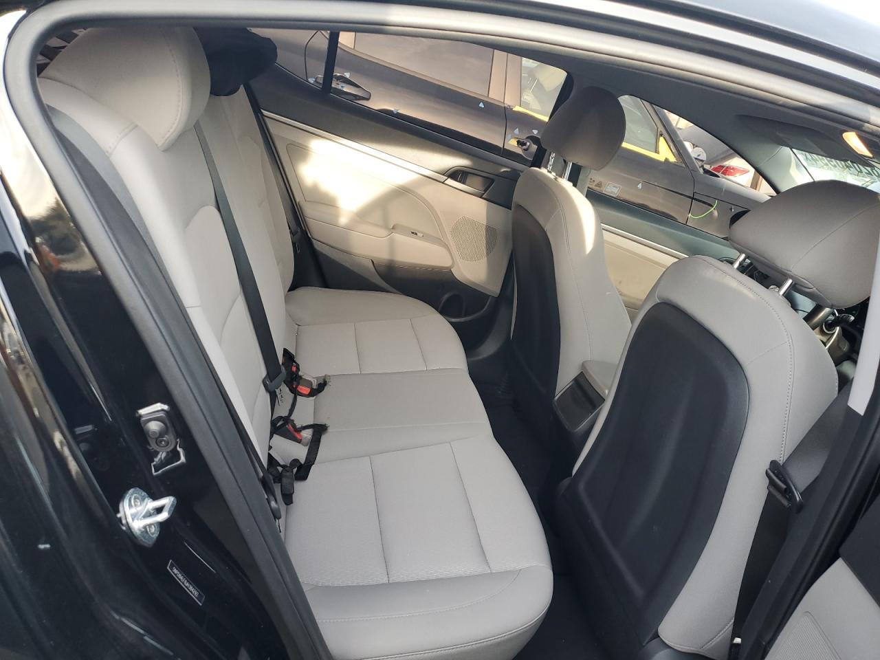 2018 Hyundai Elantra - Image 10