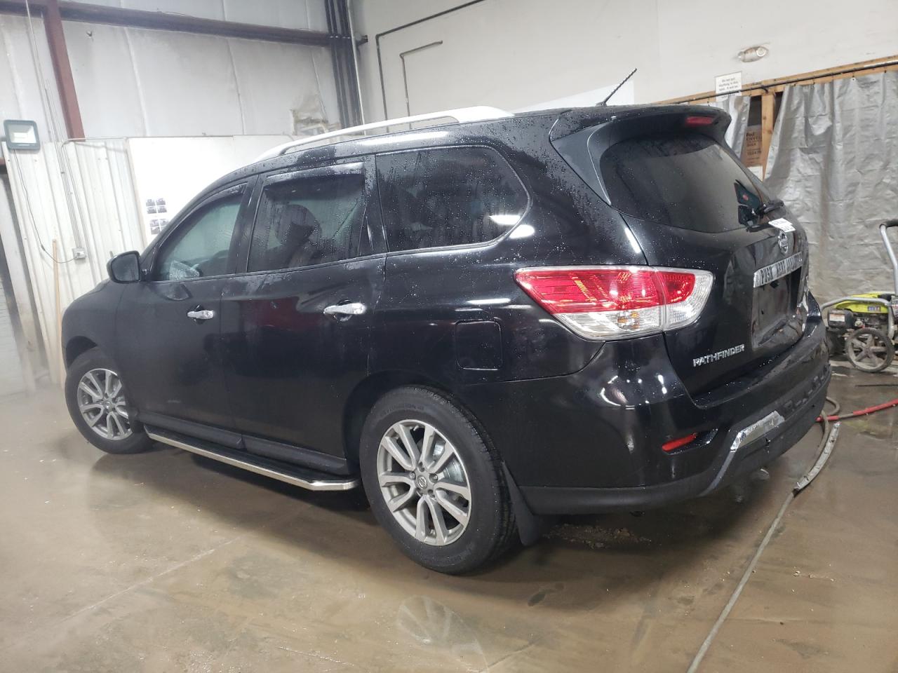 2016 Nissan Pathfinder - Image 2