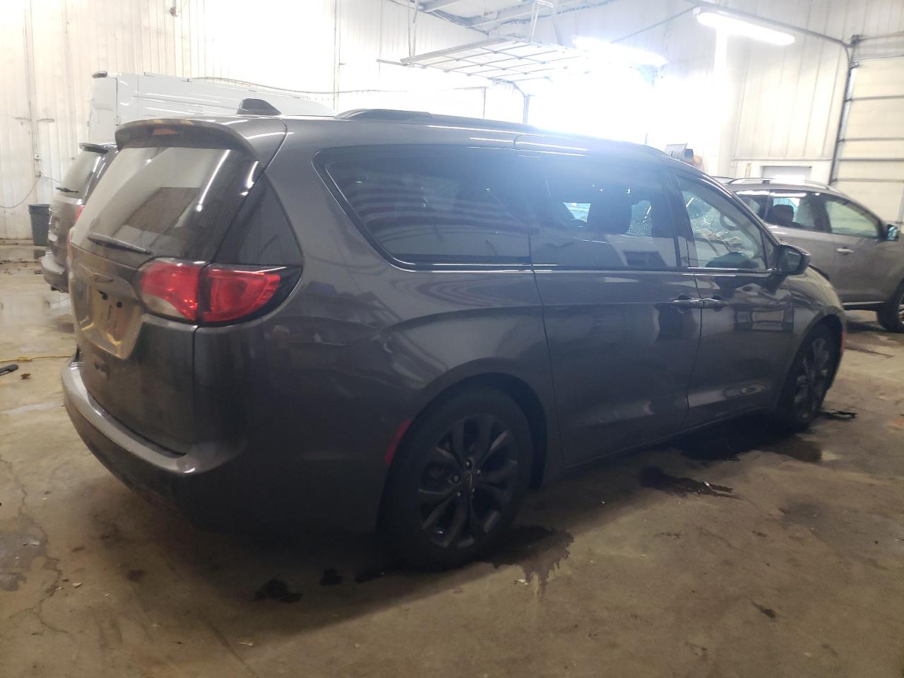2018 Chrysler Pacifica - Image 3