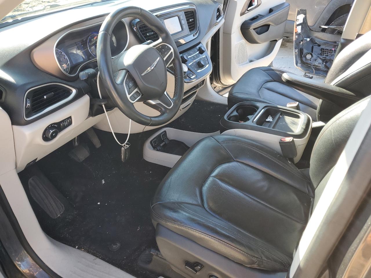 2017 Chrysler Pacifica - Image 7