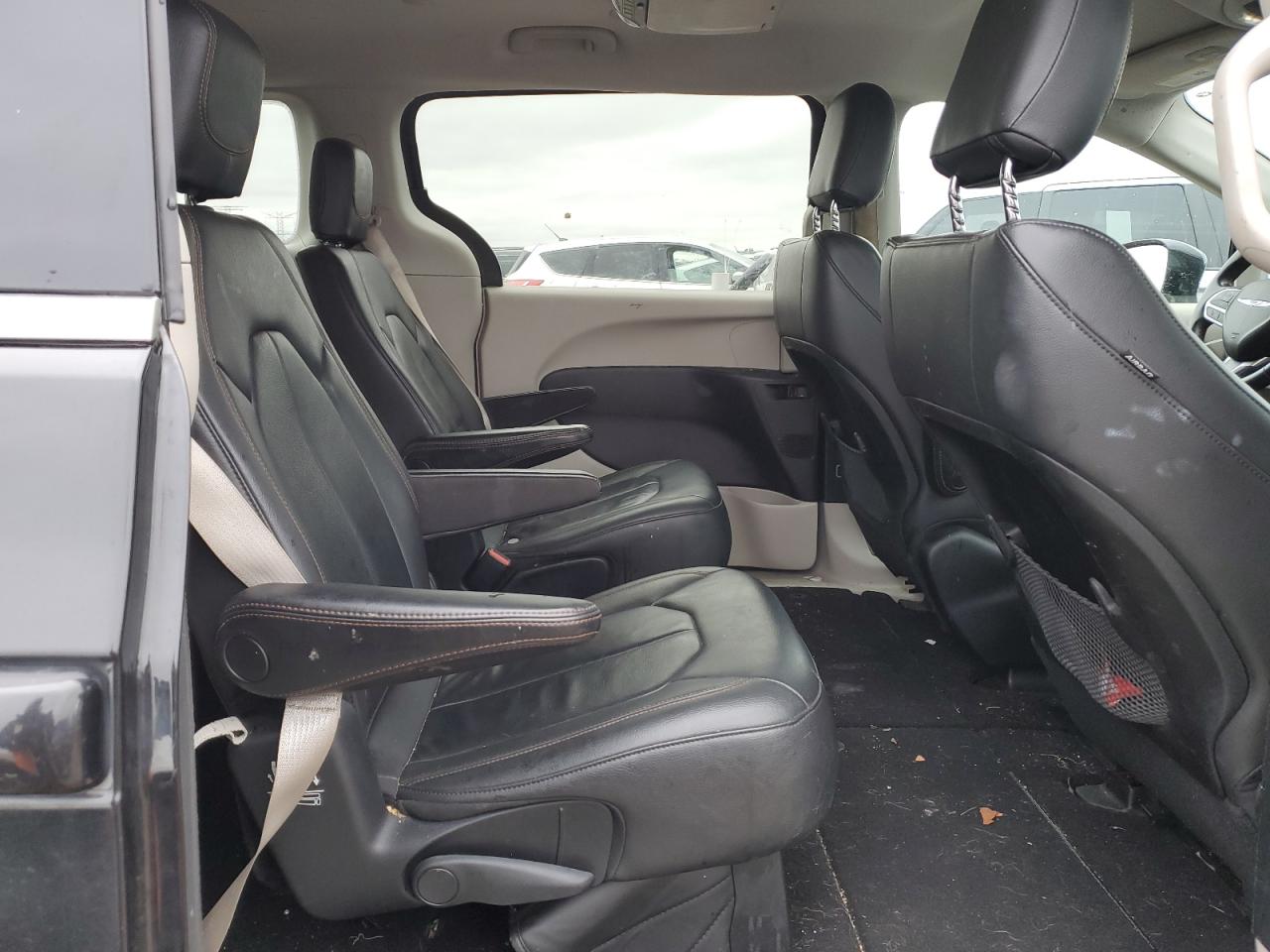 2017 Chrysler Pacifica - Image 10
