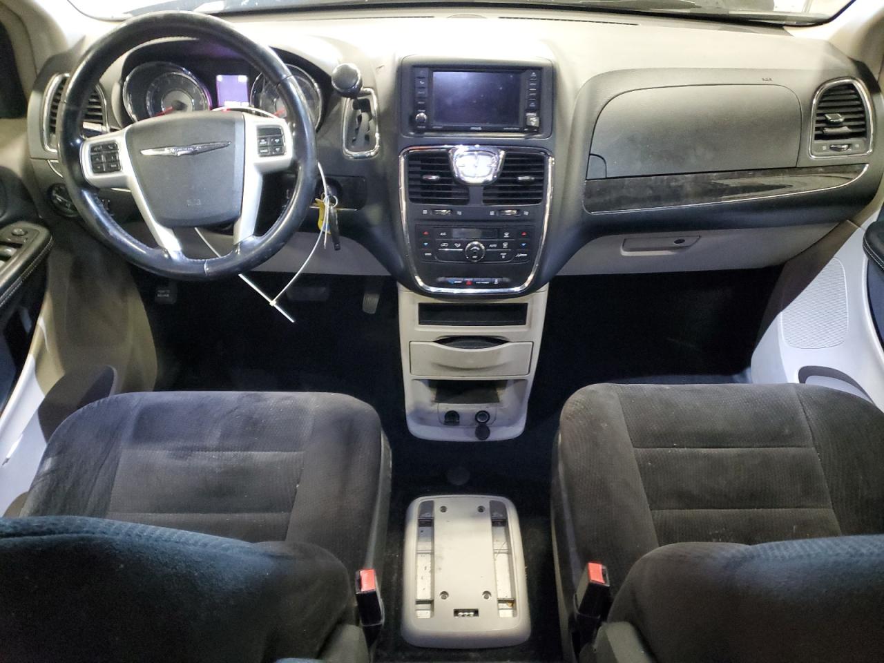2014 Chrysler Town & Country - Image 8