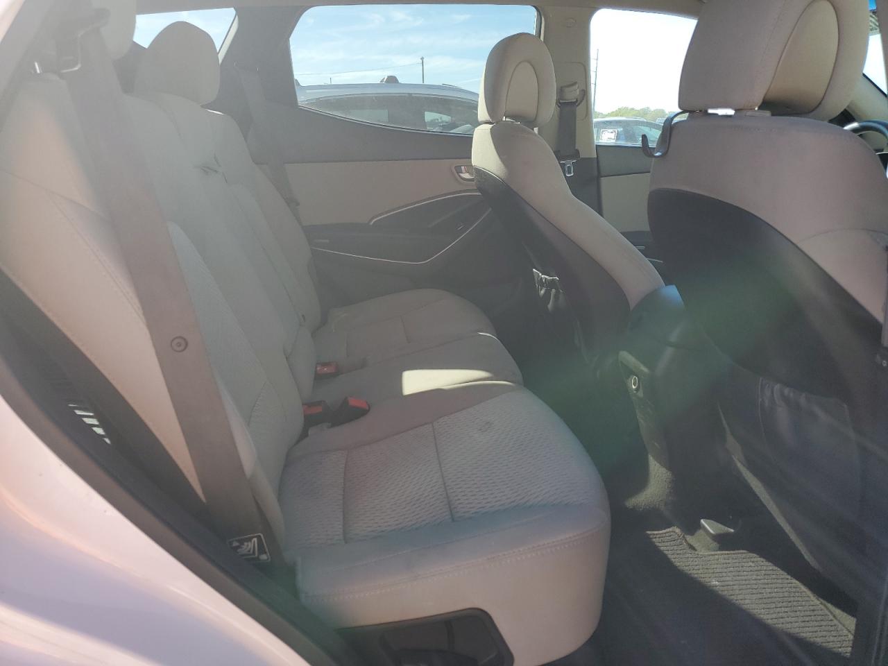 2016 Hyundai Santa Fe - Image 11