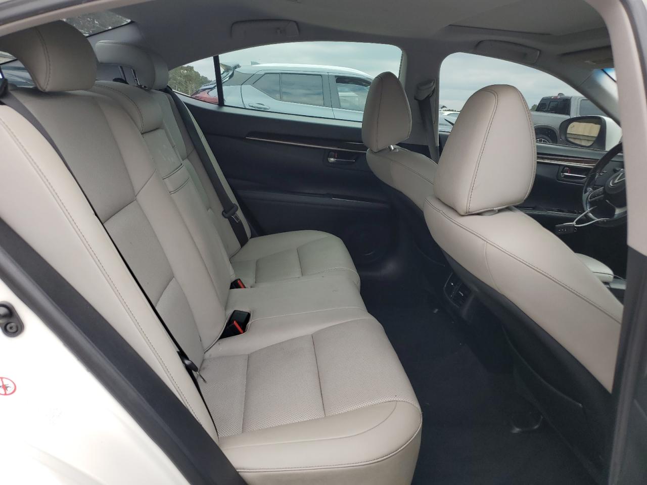 2016 Lexus ES - Image 10