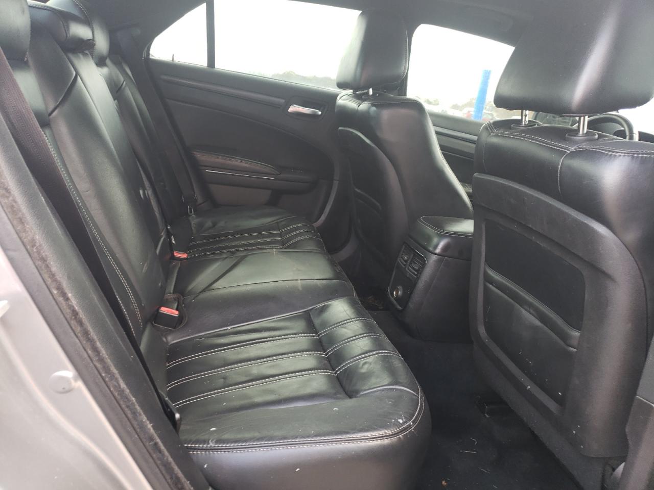 2014 Chrysler 300 - Image 10
