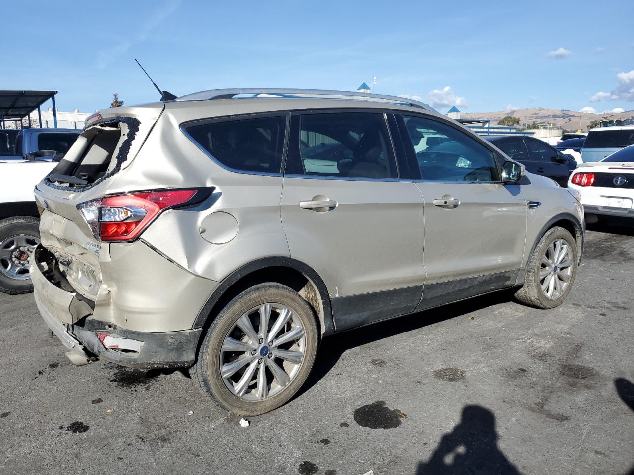 VIN 1FMCU9J92JUC09975 2018 FORD ESCAPE no.3