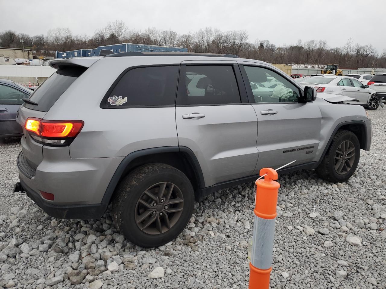 2016 Jeep Grand Cherokee - Image 3