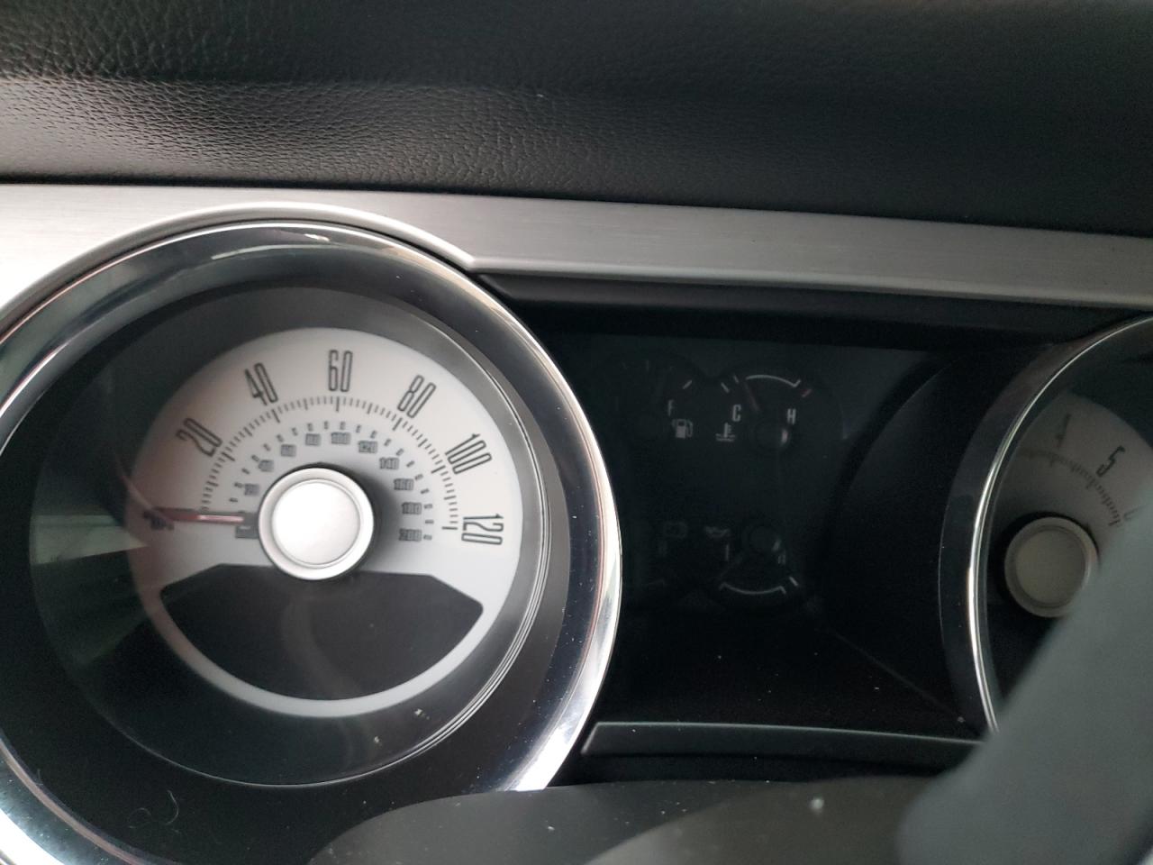 2010 Ford Mustang - Image 9