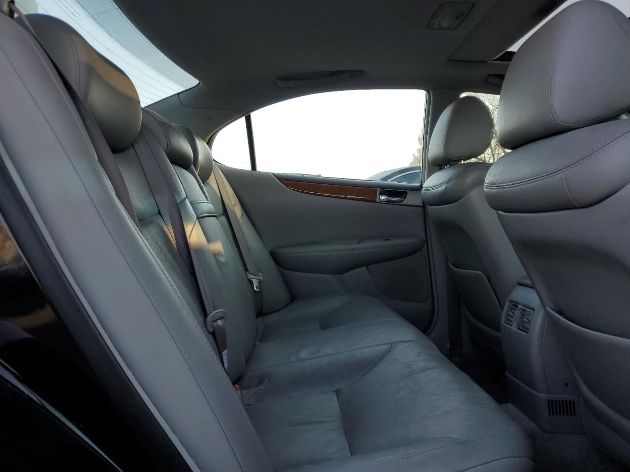 2005 Lexus ES - Image 10