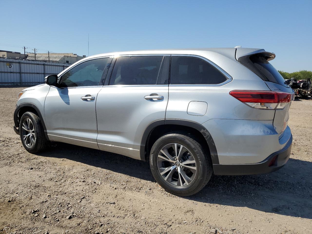 2017 Toyota Highlander - Image 2