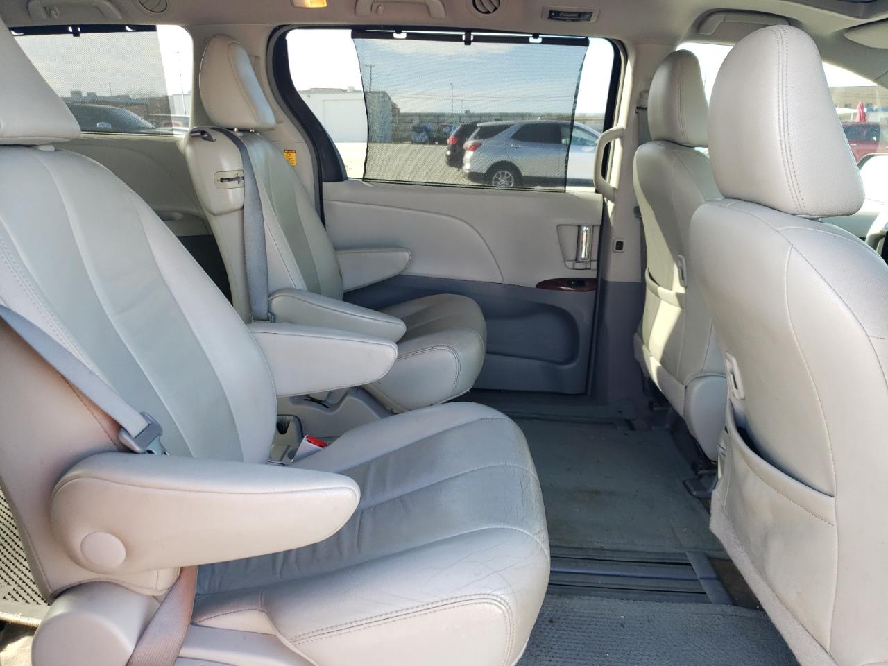 2013 Toyota Sienna - Image 11