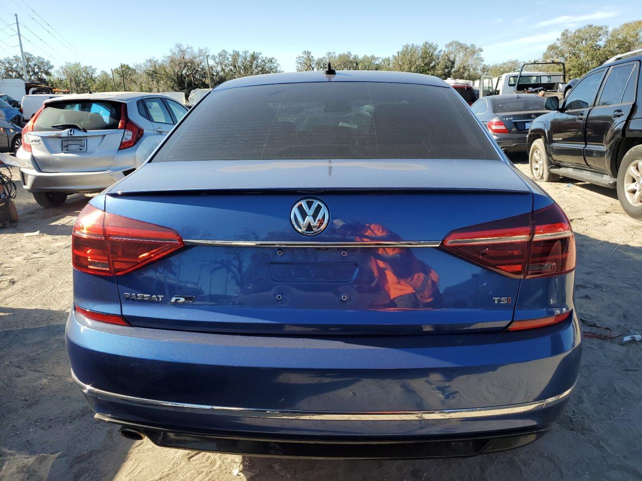 2017 Volkswagen Passat - Image 6