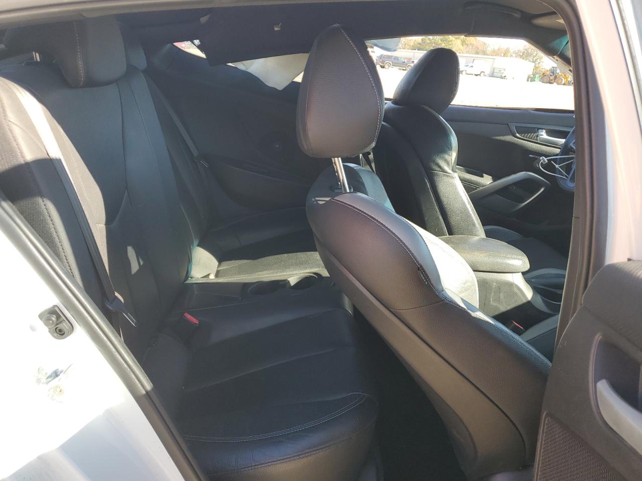 2016 Hyundai Veloster - Image 10