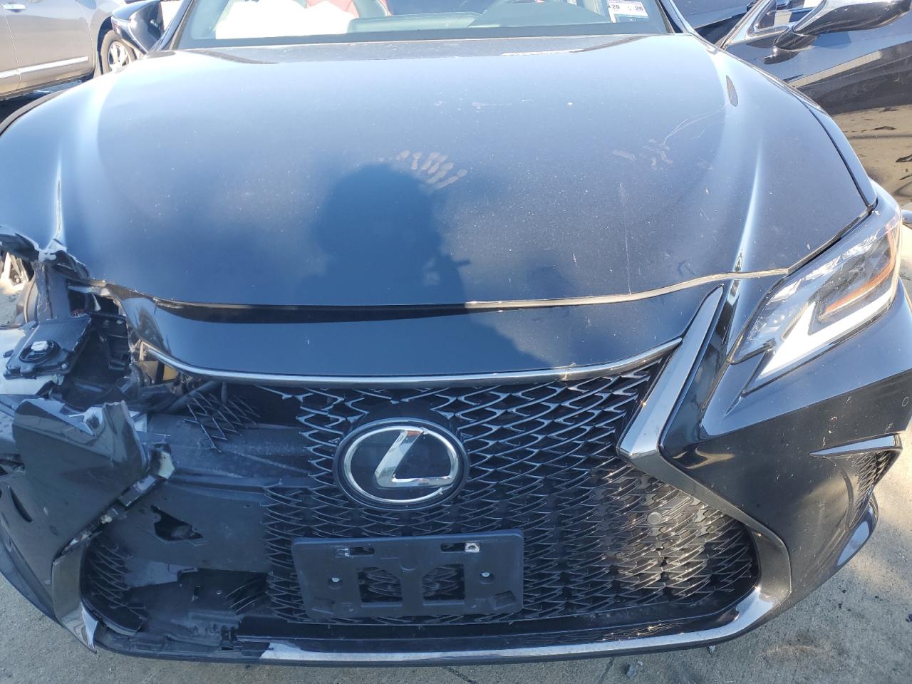 2019 Lexus ES - Image 13