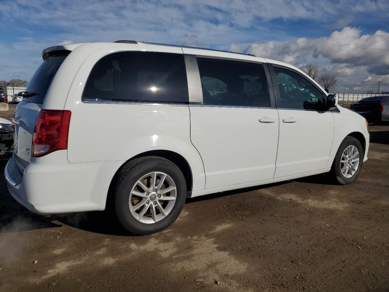 2019 Dodge Caravan - Image 3