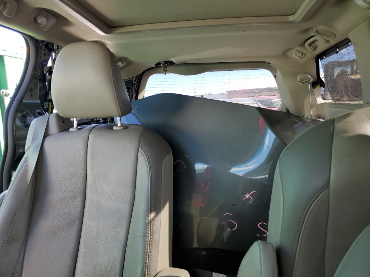 2013 Toyota Sienna - Image 10