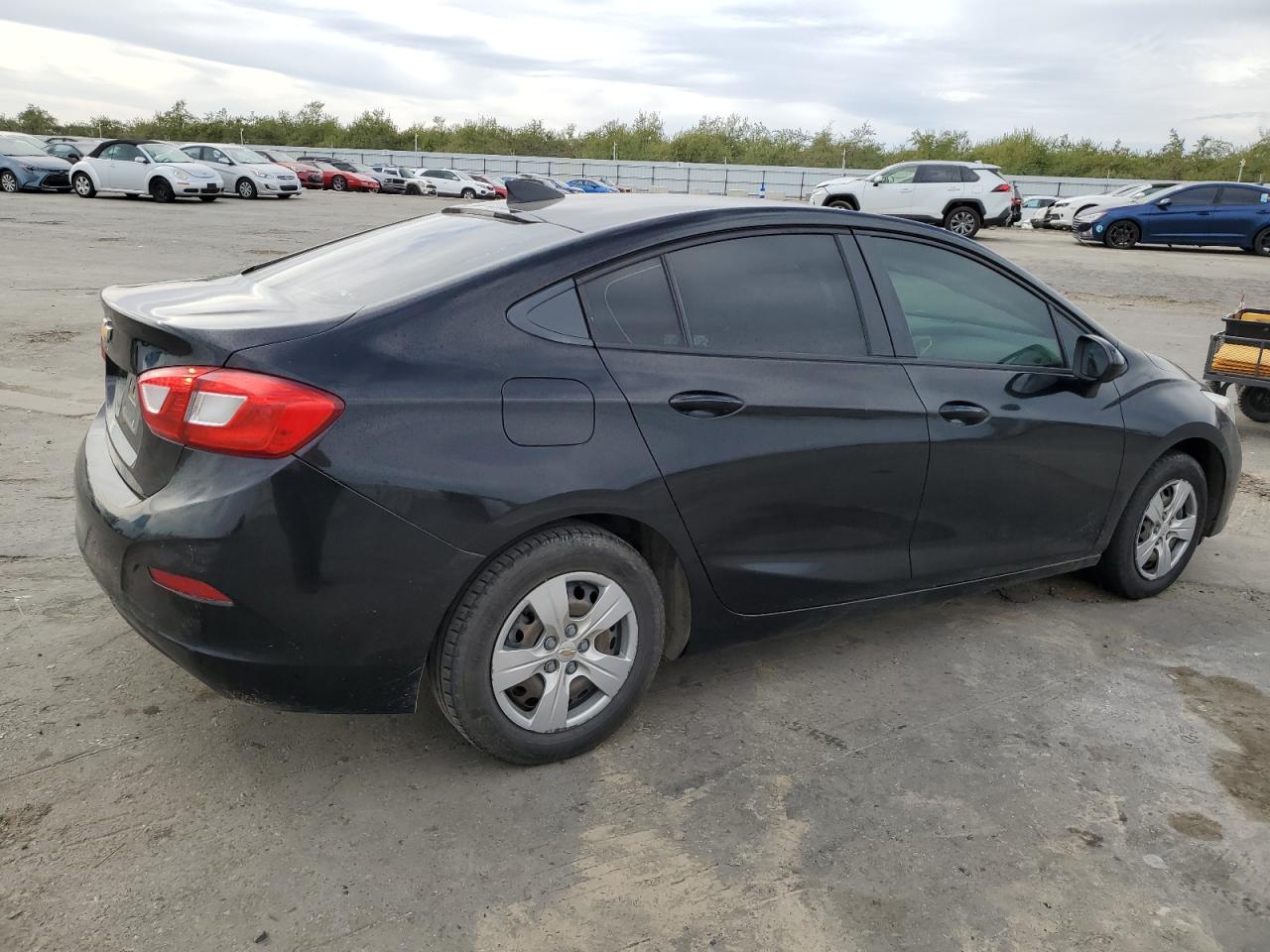 2018 Chevrolet Cruze - Image 3