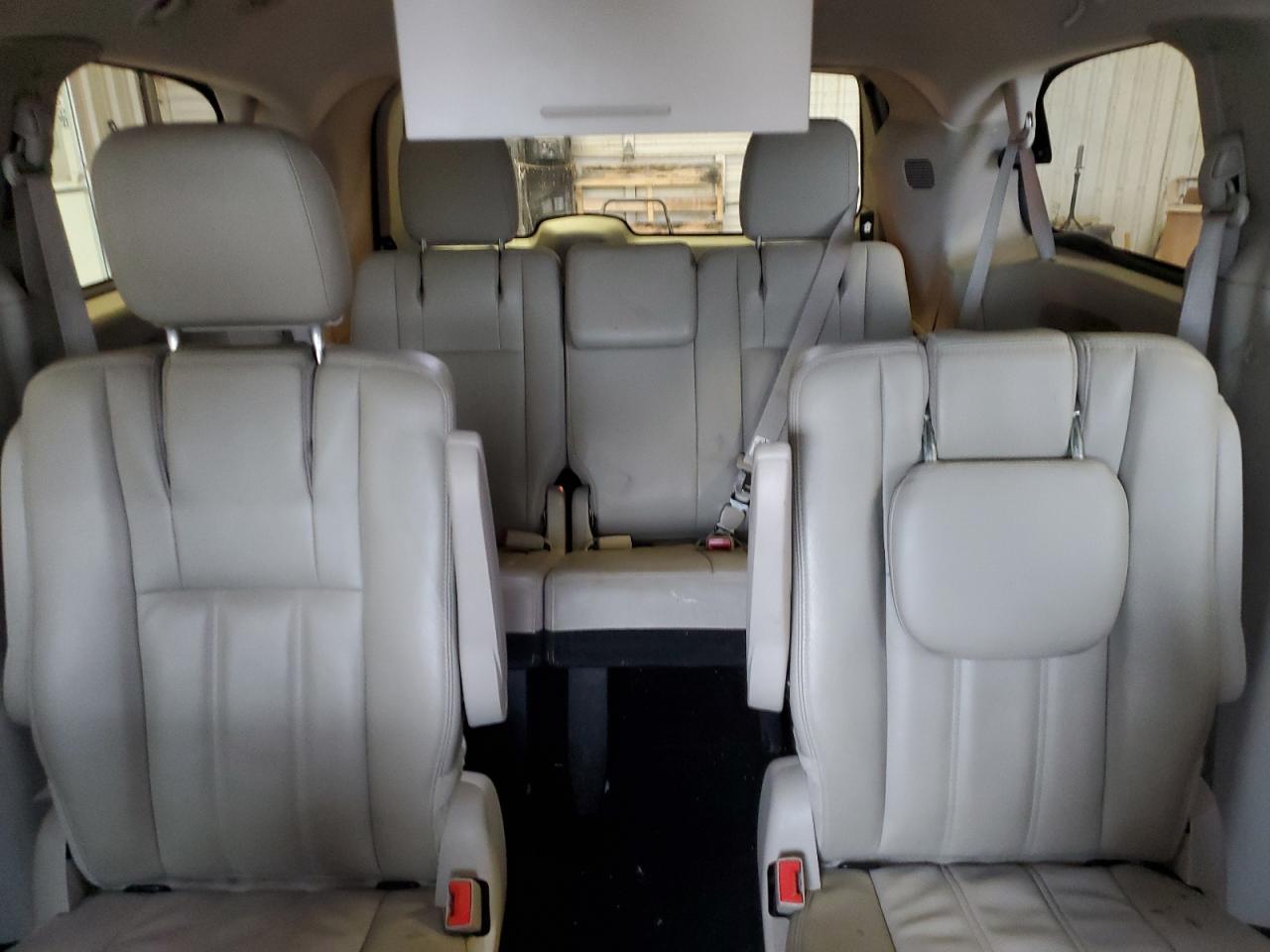 2013 Chrysler Town & Country - Image 10