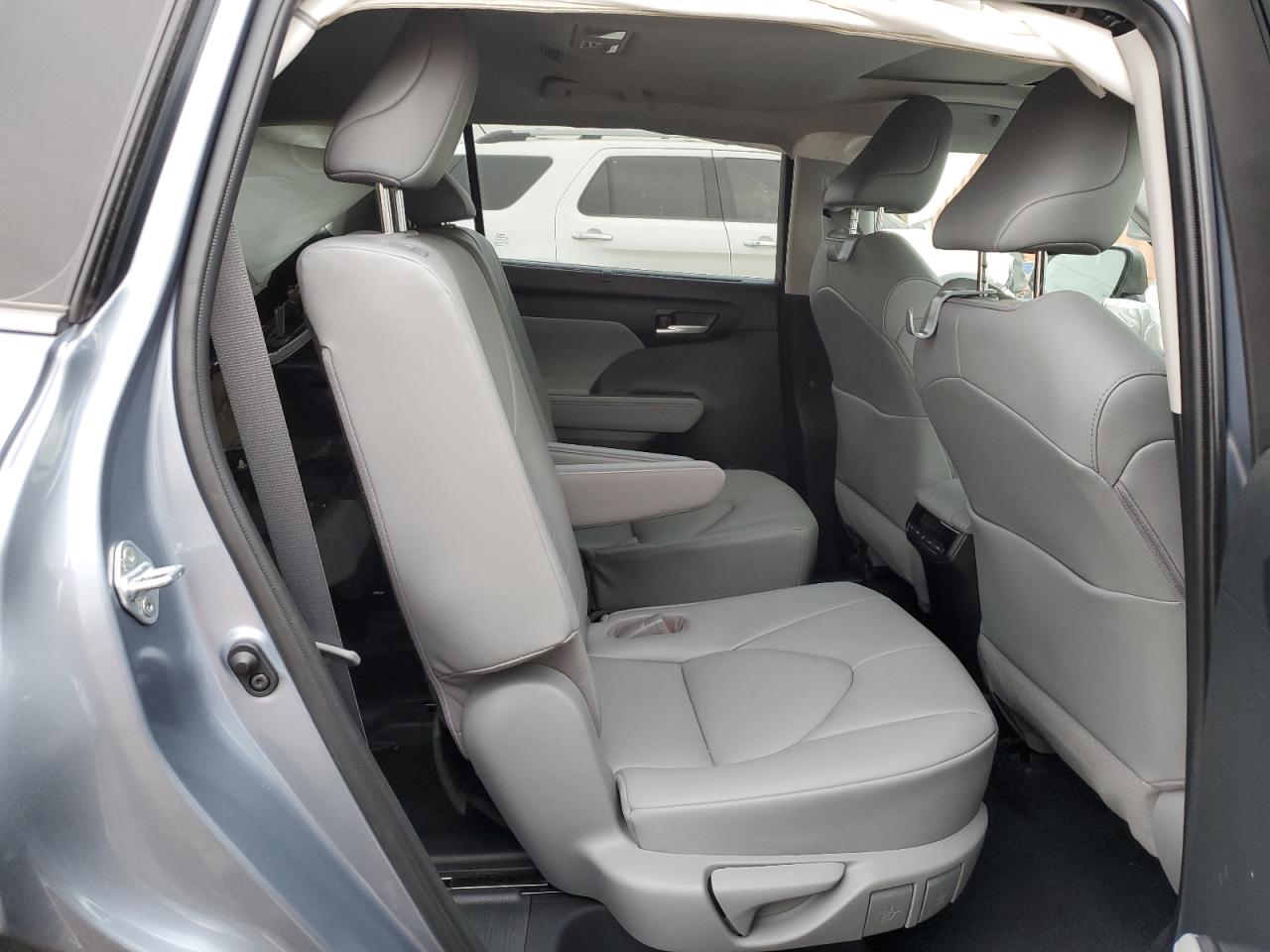 2020 Toyota Highlander - Image 10