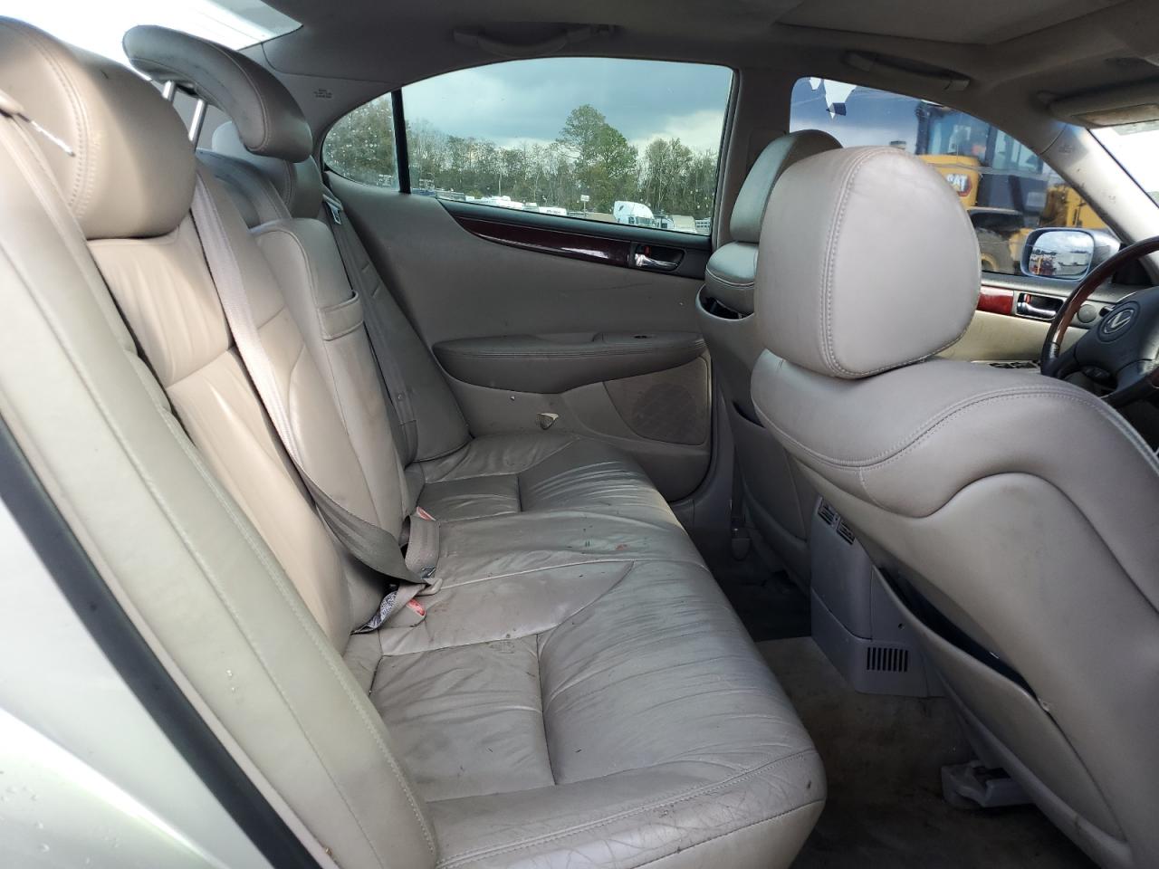 2002 Lexus ES - Image 10